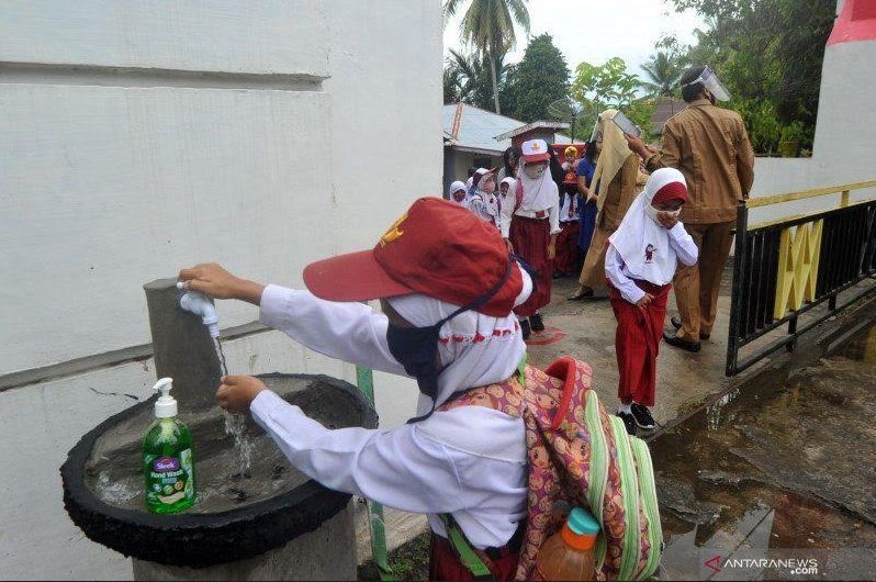 Rencana pembukaan sekolah di tengah pandemi menuai penolakan. 