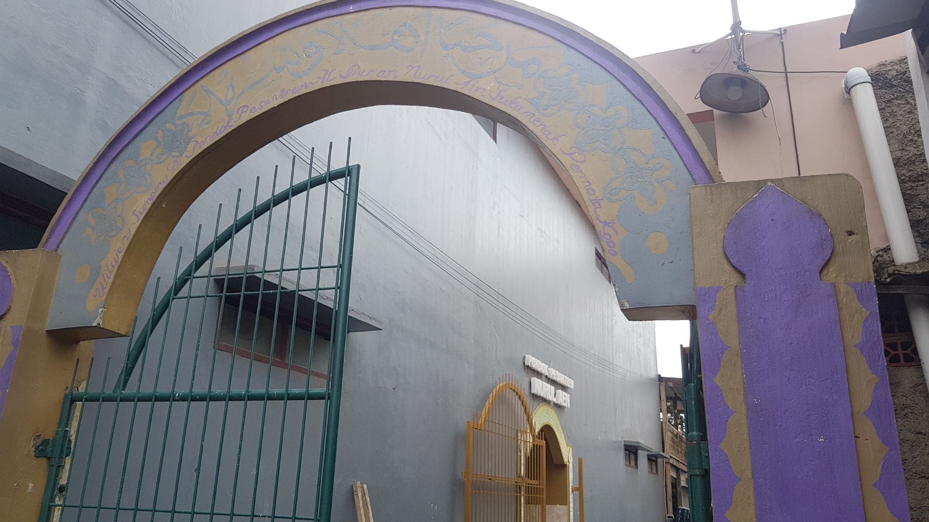 Pintu Gerbang menuju Pondok Pesantren Nurul Aen