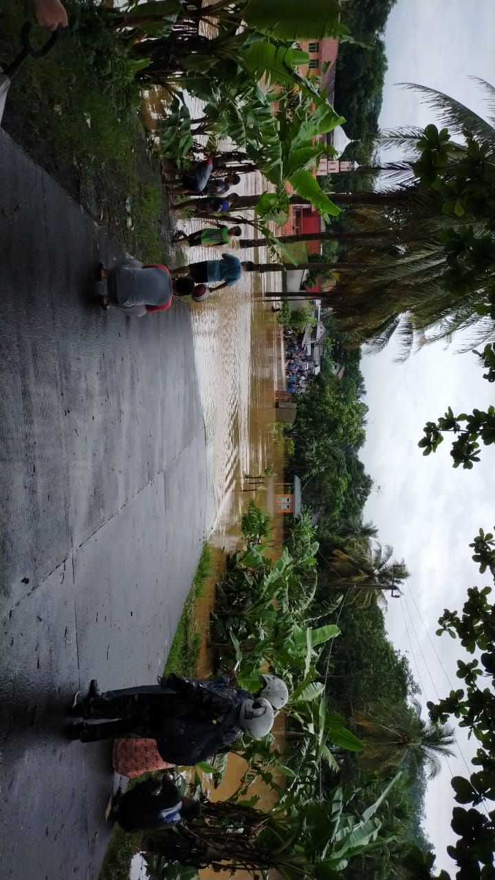 Jalan Lintas Selatan Garut-Tasikmalaya terputus karena banjir.