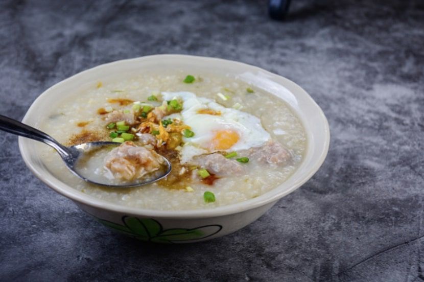 Bubur ayam ilustrasi hidangan yang dilarang dimakan saat perayaan Imlek