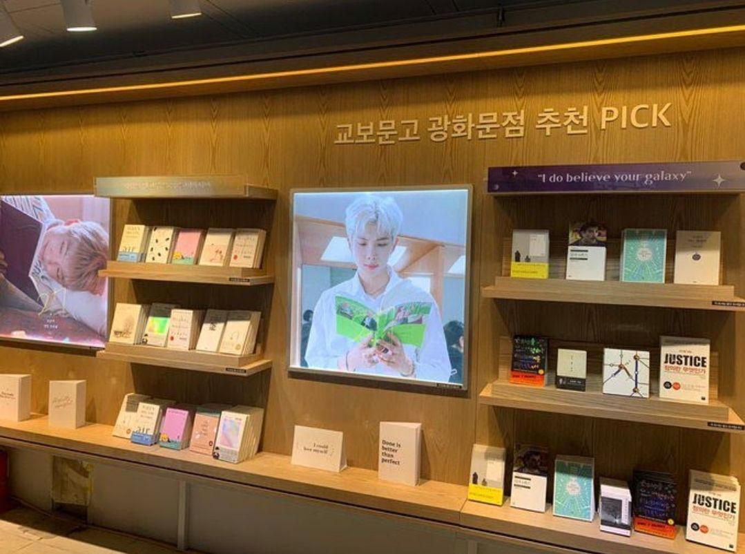 hadiah ulang tahun untuk RM dari Baidu Bar China kerja sama dengan Kyobo Books di Korea Selatan.*