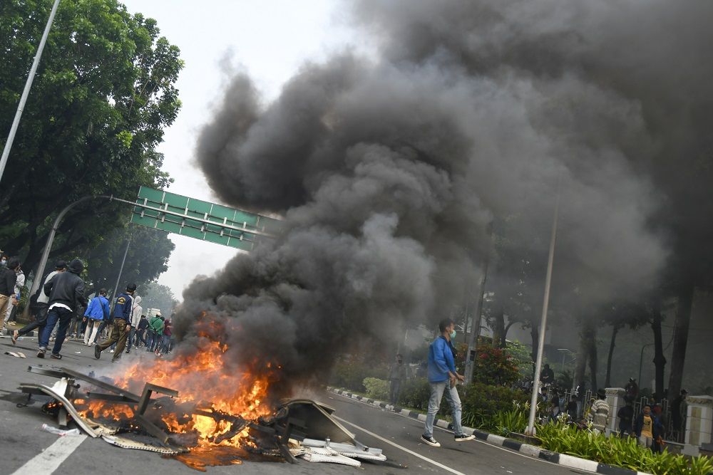 Berita Demo Hari  Ini  Mahasiswa Sudah Mulai Aksi Bakar Ban 