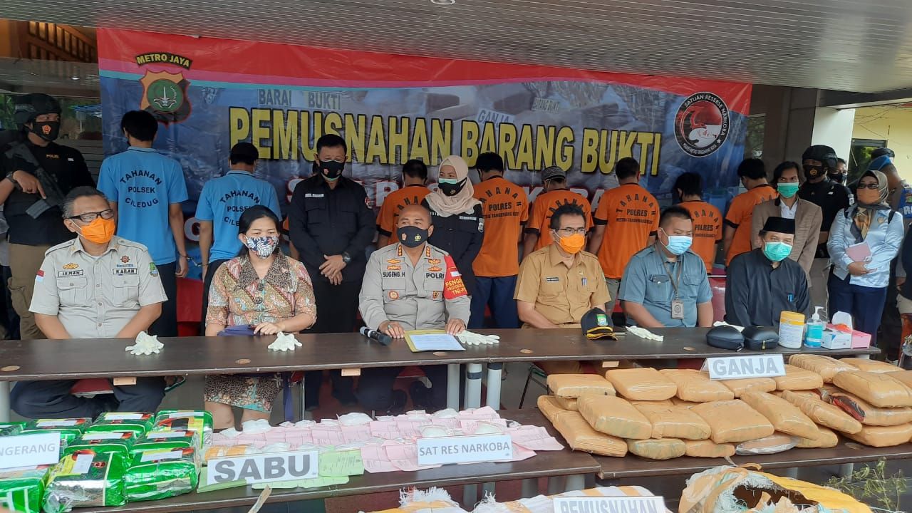 Konferensi pers yang dilakukan oleh Polres Metro Kota Tangerang terkait pemusnahan sejumlah barang bukti ganja dan sabu kasus narkotika.