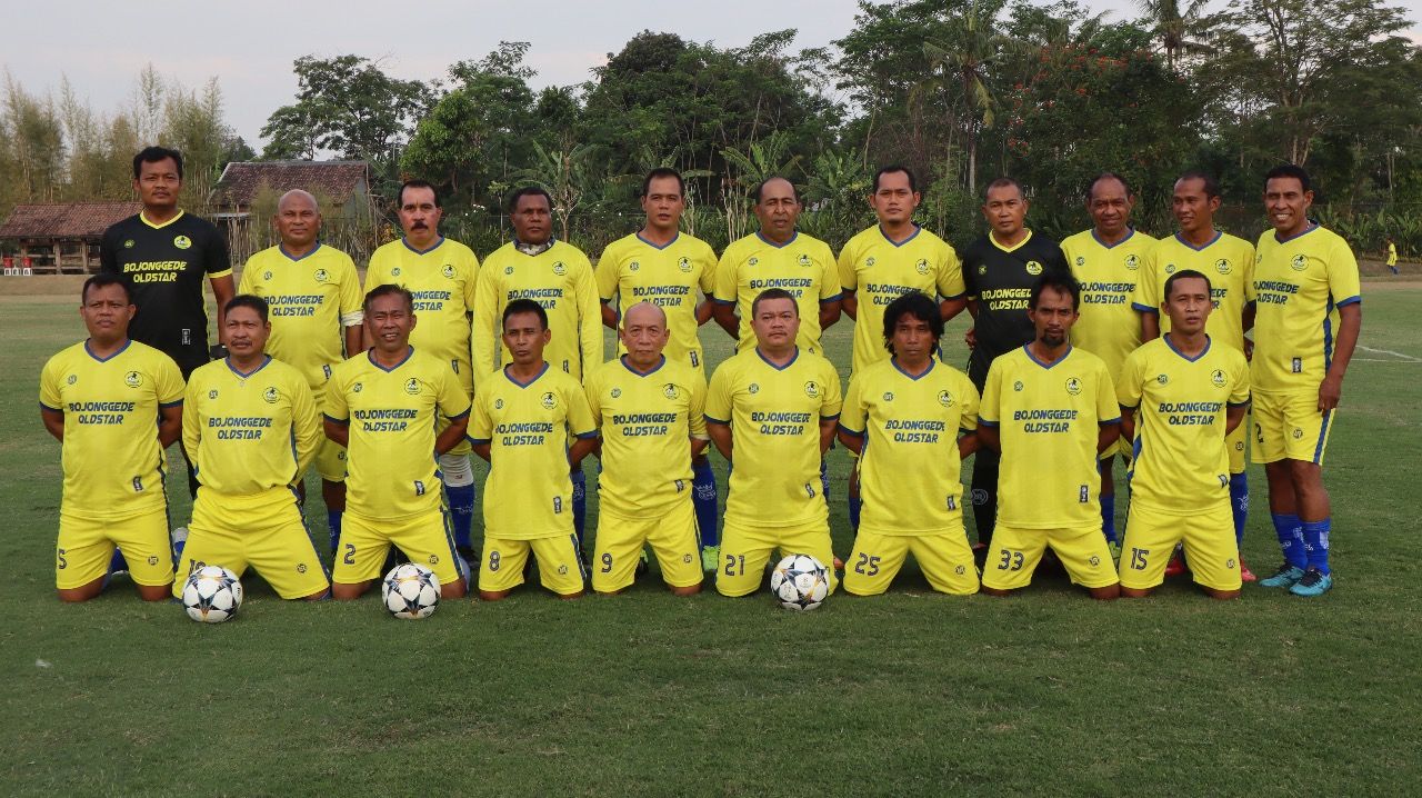 Skuad Tim Bojong Gede All Star, Kecamatan Bojong Gede, Kabupaten Bogor, bermaterikan para mantan bintang Timnas Sepakbola Indonesia.