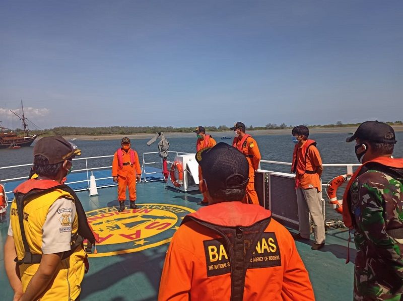Tim Basarnas Bali di atas KN Arjuna yang akan mengevakuasi kapten kapal berbendera Liberia Selasa 13 Oktober 2020 karena sakit di tengah laut sekitar Selat Badung Bali