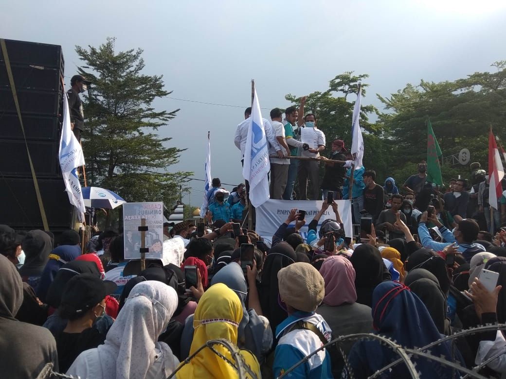 Perwakilan DPRD Kabupaten Serang dan Pjs Bupati Serang saat menemui massa aksi tolak Omnibus Law. 