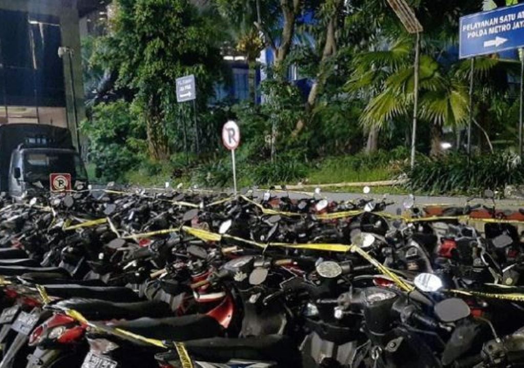 Polda Metro Jaya amankan 33 motor milik pendemo pada aksi demo tolak UU Cipta Kerja yang berlangsung di Jakarta pada Selasa, 13 Oktober 2020