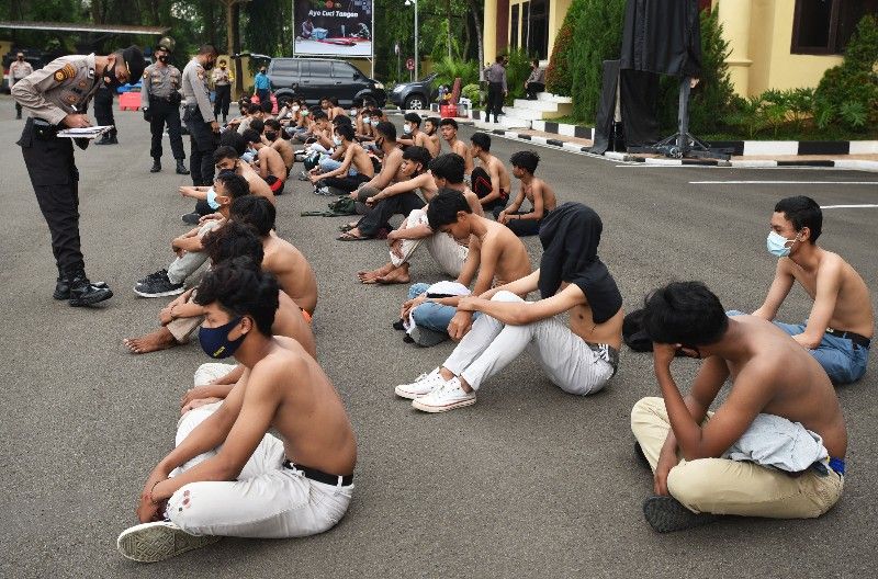 Aparat Polda Banten mendata puluhan pelajar yang terjaring saat akan menuju Jakarta untuk mengikuti aksi unjuk rasa menolak UU Cipta Kerja di halaman Mapolda Banten di Serang, Kamis (8/10/2020). 