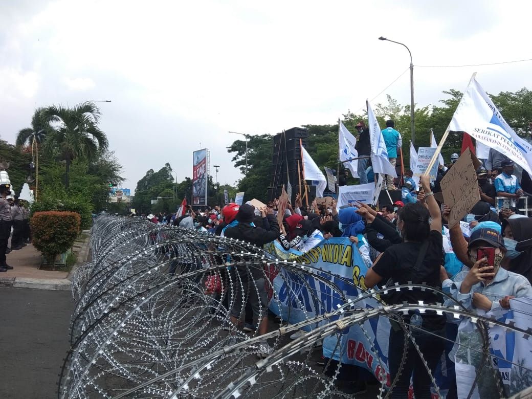 Buruh saat berunjuk rasa di depan Pendopo Bupati Serang dan Gedung DPRD Kabupaten Serang, Rabu 14 Oktober 2020.