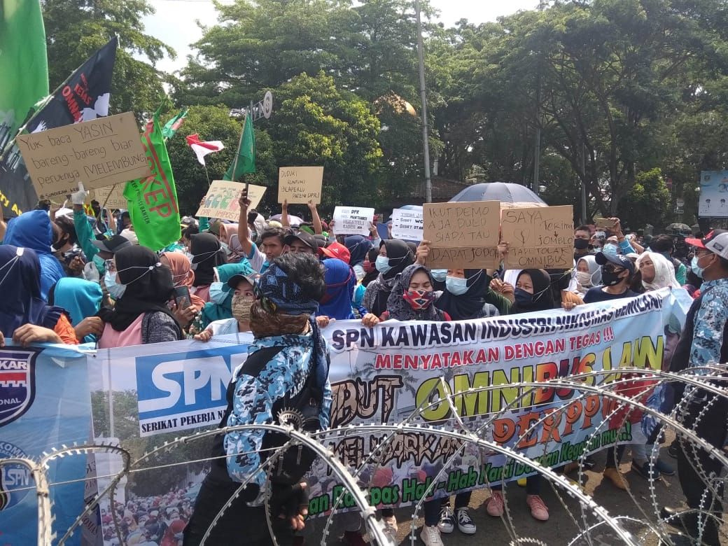 Buruh saat berunjuk rasa di depan gedung Pendopo Bupati Serang dan Gedung DPRD Kabupaten Serang, Rabu 14 Oktober 2020.
