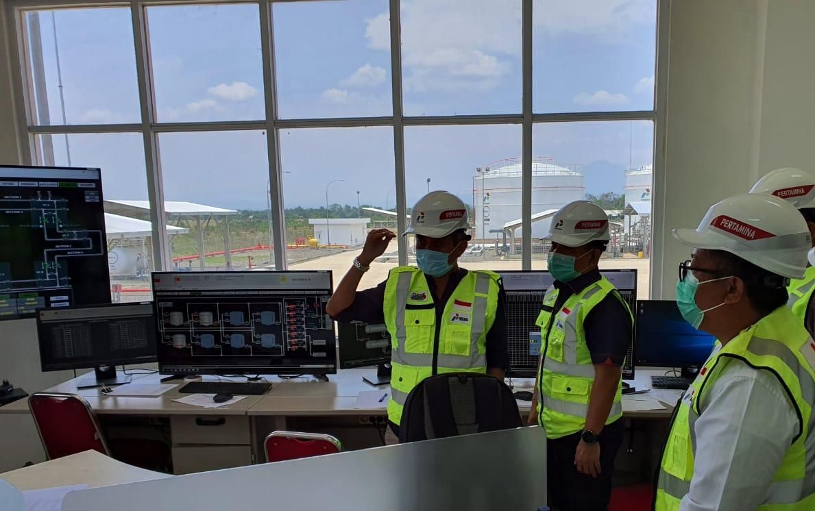 General Manager Marketing Operation Region III Werry Prayogi didampingi Operation Head DPPU Kertajati Christ Adry Tangel beserta manajer fungsi terkait, melakukan tinjauan sarana, fasilitas, dan aspek keselamatan di Depot Pengisian Pesawat Udara (DPPU) Kertajati baru pada Kamis, 15 Oktober 2020. PT Pertamina (Persero) siap mendukung operasional Bandar Udara Internasional (BIJB) Kertajati, Jawa Barat.