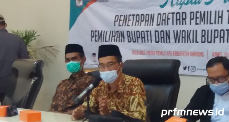 Ketua KPU Kabupaten Bandung Agus Baroya dalam rapat plenon terbuka penetapan DPT Pilkada Serentak 2020 di Kabupaten Bandung, Kamis 15 Oktober 2020.