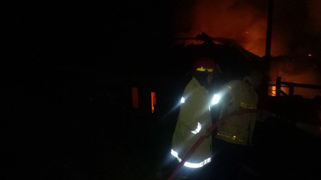 Pemadan kebakaran saat padamkan api di pabrik tahu Segog, Cibadak, Sukabumi, Kamis (15/10/2020). Foto: 