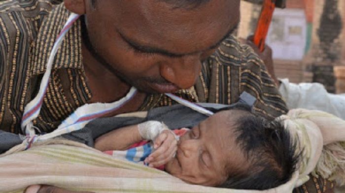 Bikin Haru, Seorang Pria Menarik Becak Sambil Menggendong Bayinya