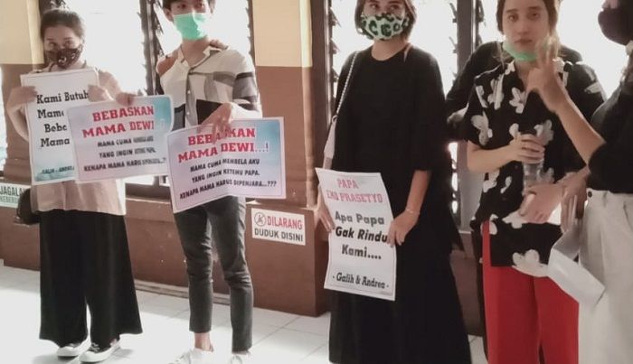Anak dan kerabat terdakwa Agung Dewi Wulansari membawa poster. (Lucky M Lukman/Galamedia)