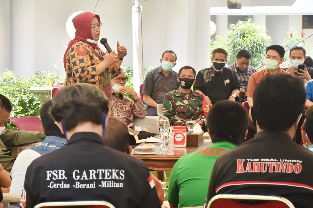 Bupati Bogor Ade Yasin saat berdialog para petinggi serikat buruh se-Kabupaten Bogor di pendopo Bupati, Cibinong, Kamis 15 Oktober 2020.*