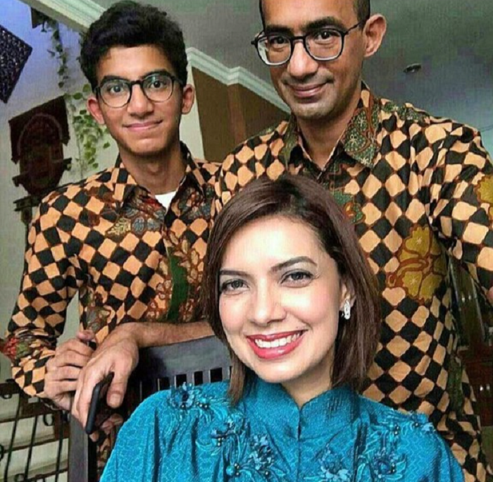POTRET Keluarga Najwa Shihab saat Idulfitri, (Suami Nana di belakang kanan, Anak kiri)./Instagram.com/@najwashihab/ 