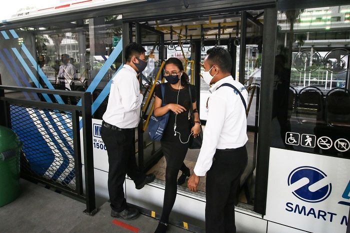 Penumpang turun dari Bus Transjakarta di Halte Bundaran HI, Kartu Pekerja Jakarta bisa gratis naik busway