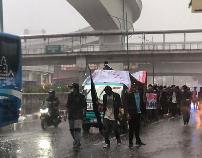 Ratusan Mahasiswa Masih Terus Melanjutkan Demo