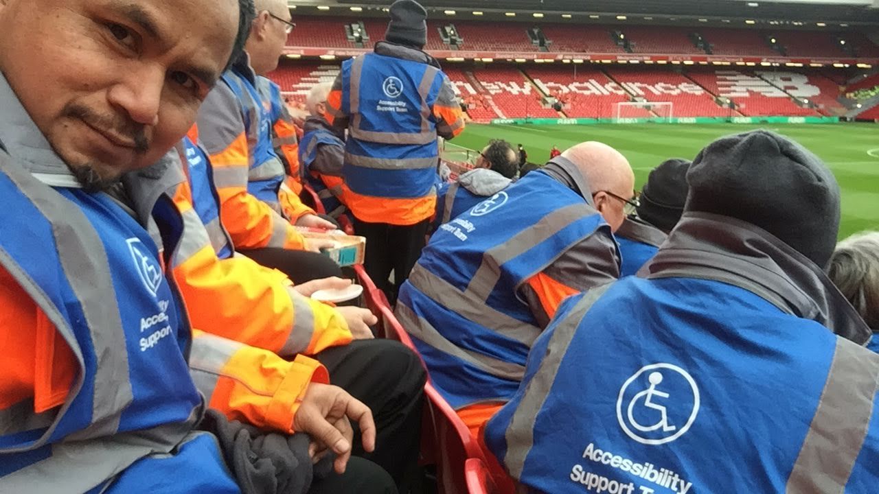 Yaman Suryaman ketika bekerja sebagai Accessibility Steward di Anfield.