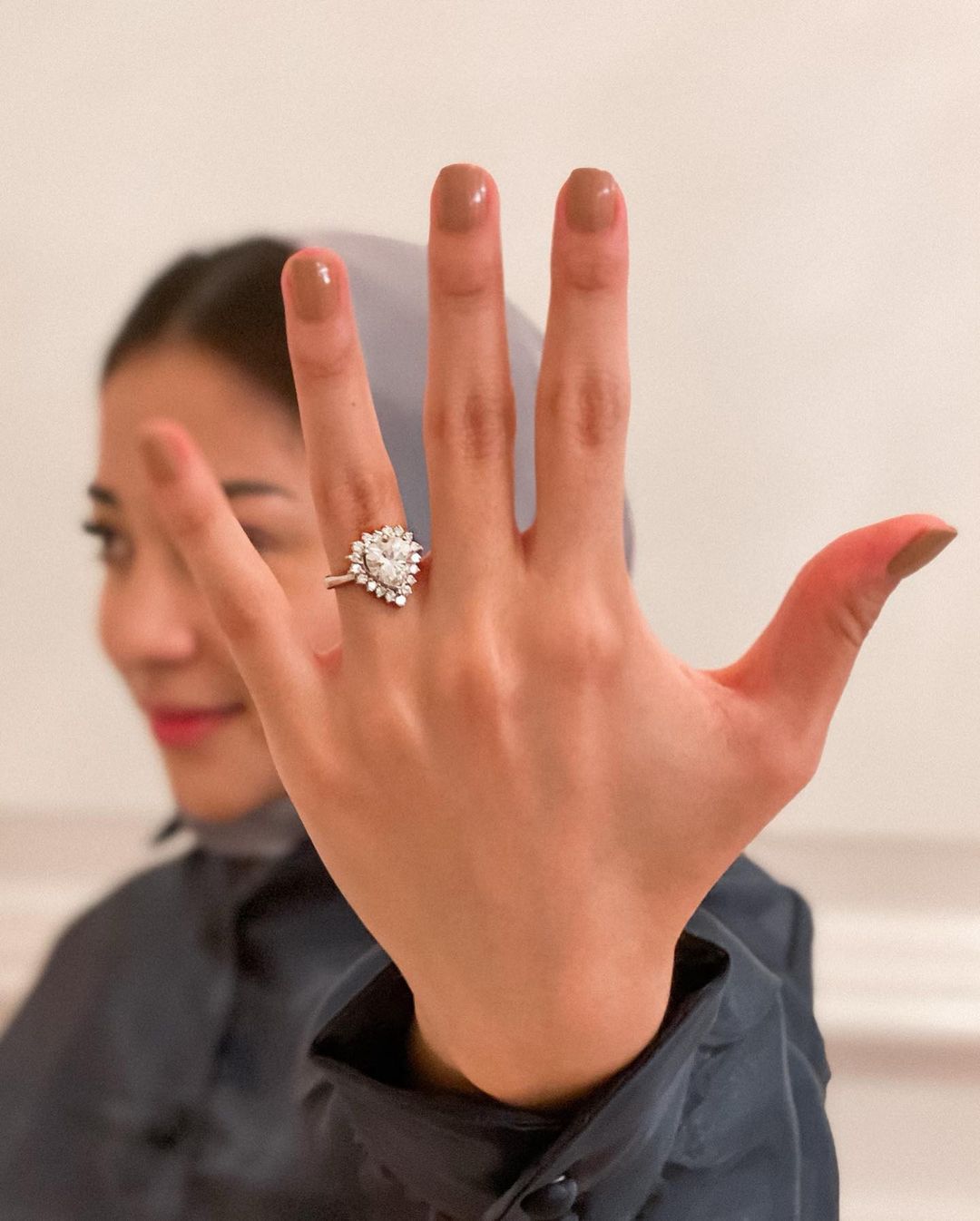 Nikita Willy memamerkan cincin pertunangan dari Indra Priawan.