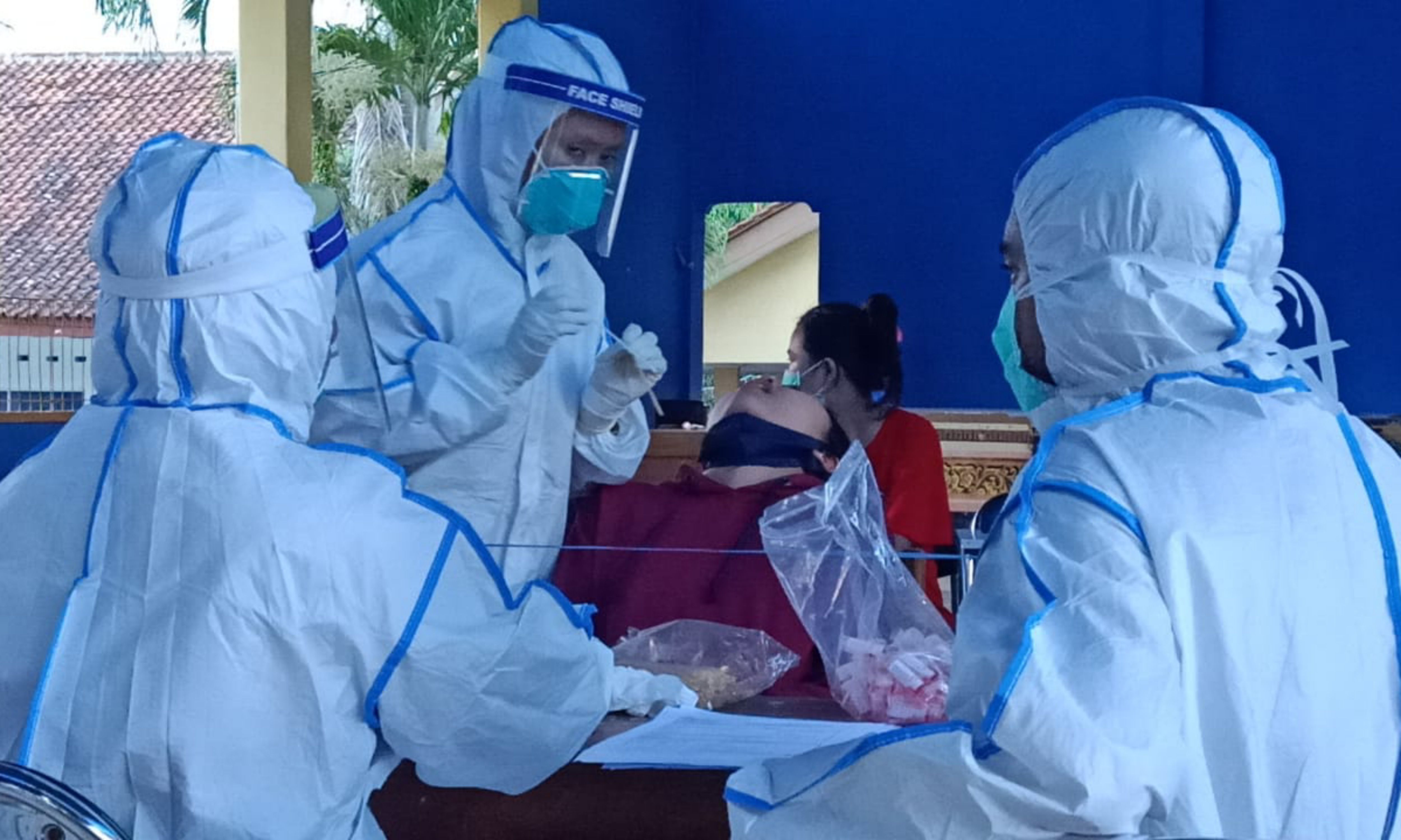 Petugas UPTD Labkesda Dinas Kesehatan Kab Pangandaran saat menjalankan tugas sebagai garda terdepan dalam penanganan Covid-19 di Kab Pangandaran.