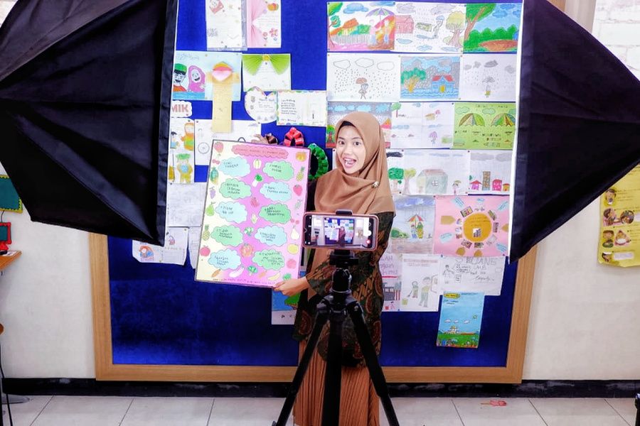 Guru melakukan pengarahan saat sekolah daring. Foto: Ist