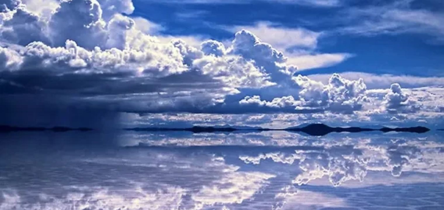 Danau garam yang digenangi air hujan menjadi cermin raksasa