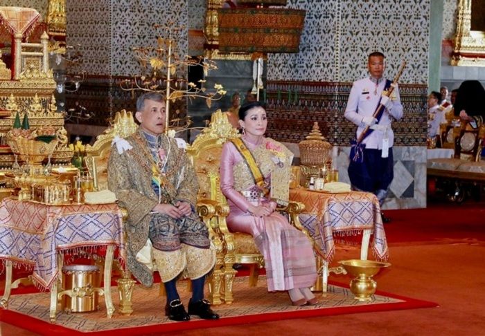 Raja Vajiralongkorn dan istrinya