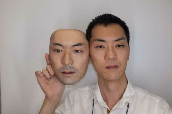 Perbandingan bentuk masker dengan wajah manusia yang asli.