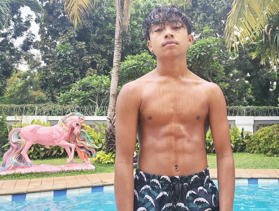 Masih suka Telanjang Unggah Foto Telanjang Dada, Penampakan 'Roti Sobek' Betrand Peto Bikin  Geger - Pikiran Rakyat Klik Seleb