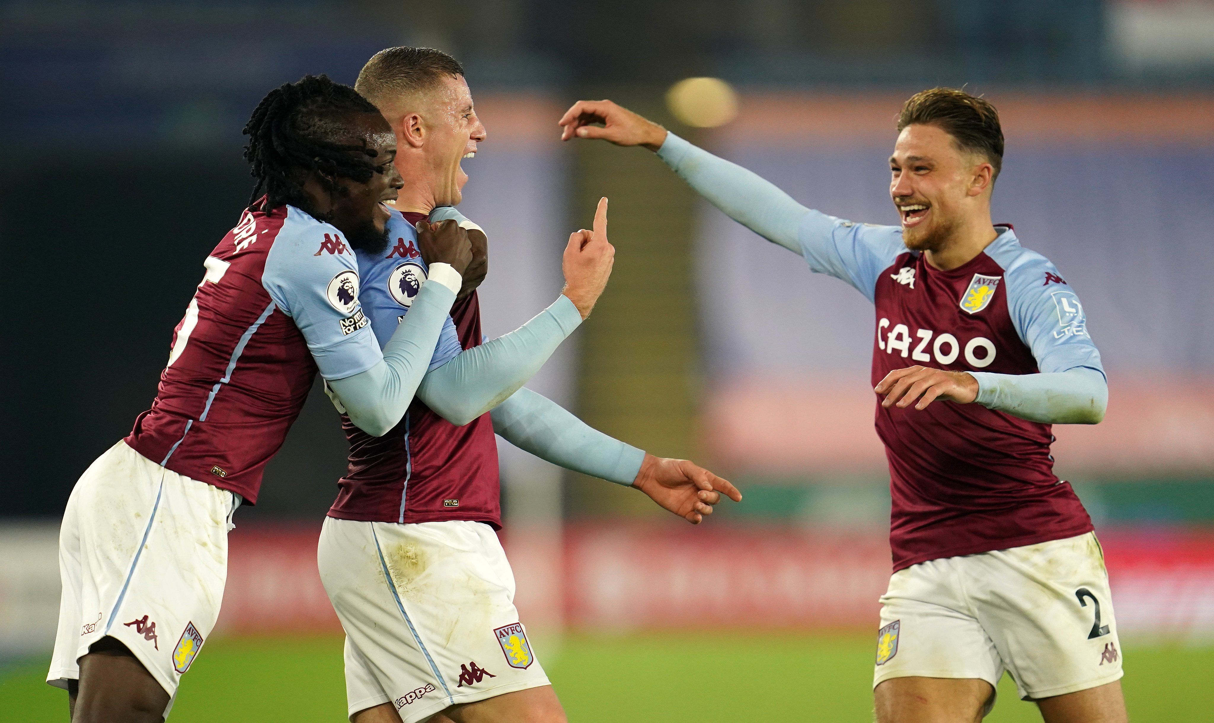 Pemain Aston Villa Merayakan Gol Kemenangan Ke Gawang Tuan Rumah Leicester City, Senin 19 Oktober 2020 .