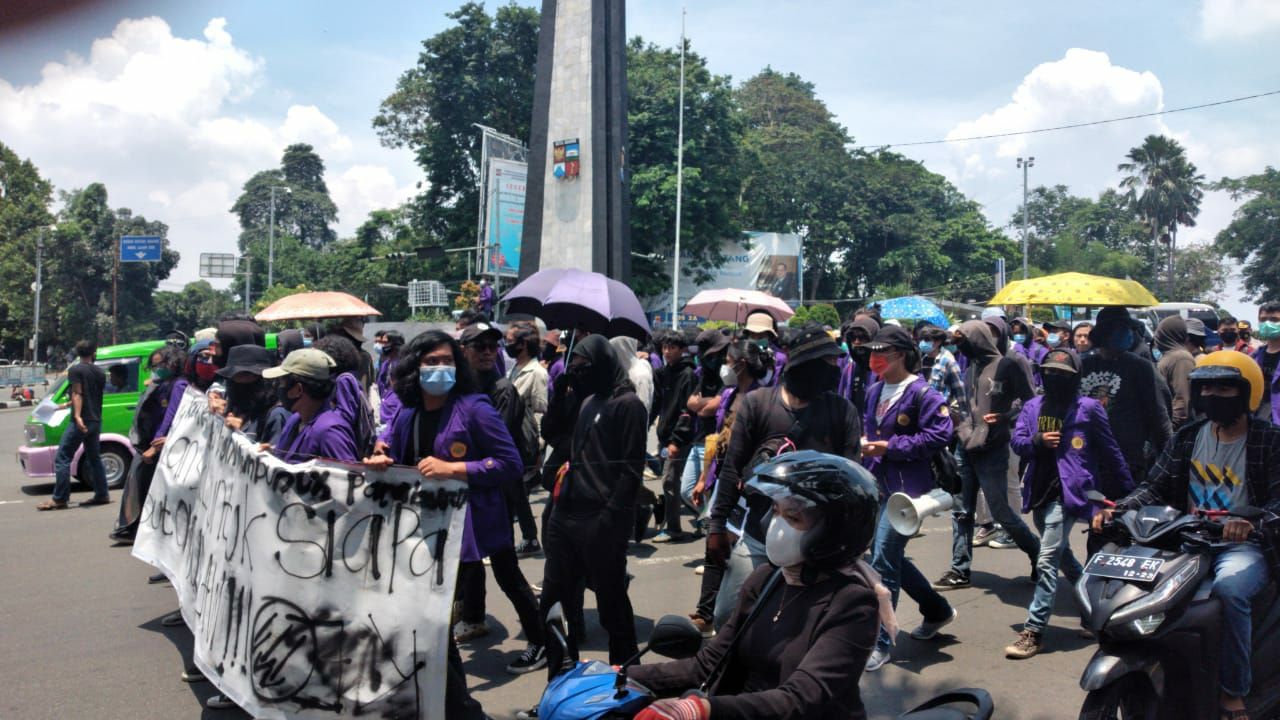 Demo mahasiswa Pakuan menolak Omnibus Law di Jalan Padjajaran, Kota Bogor, Selasa 20 Oktobrt 2020