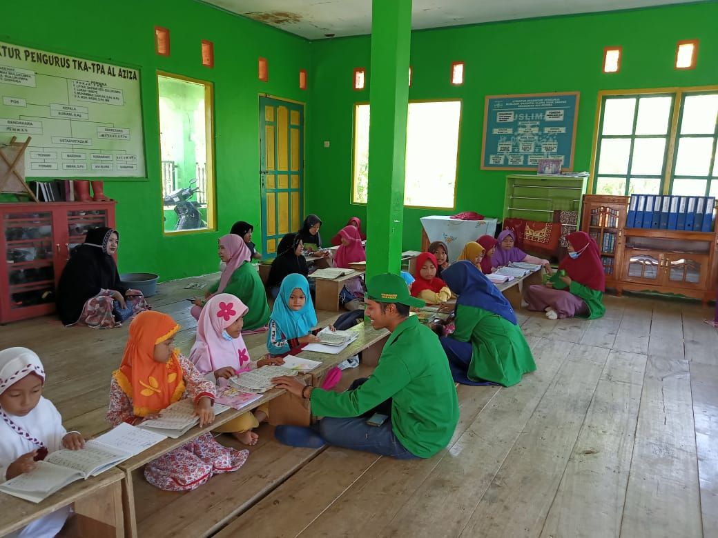 Anak-anak TKA/TPA Al Aziza nampak senang disuguhi buku-buku bacaan oleh mahasiswa KKN UIN Alauddin.*
