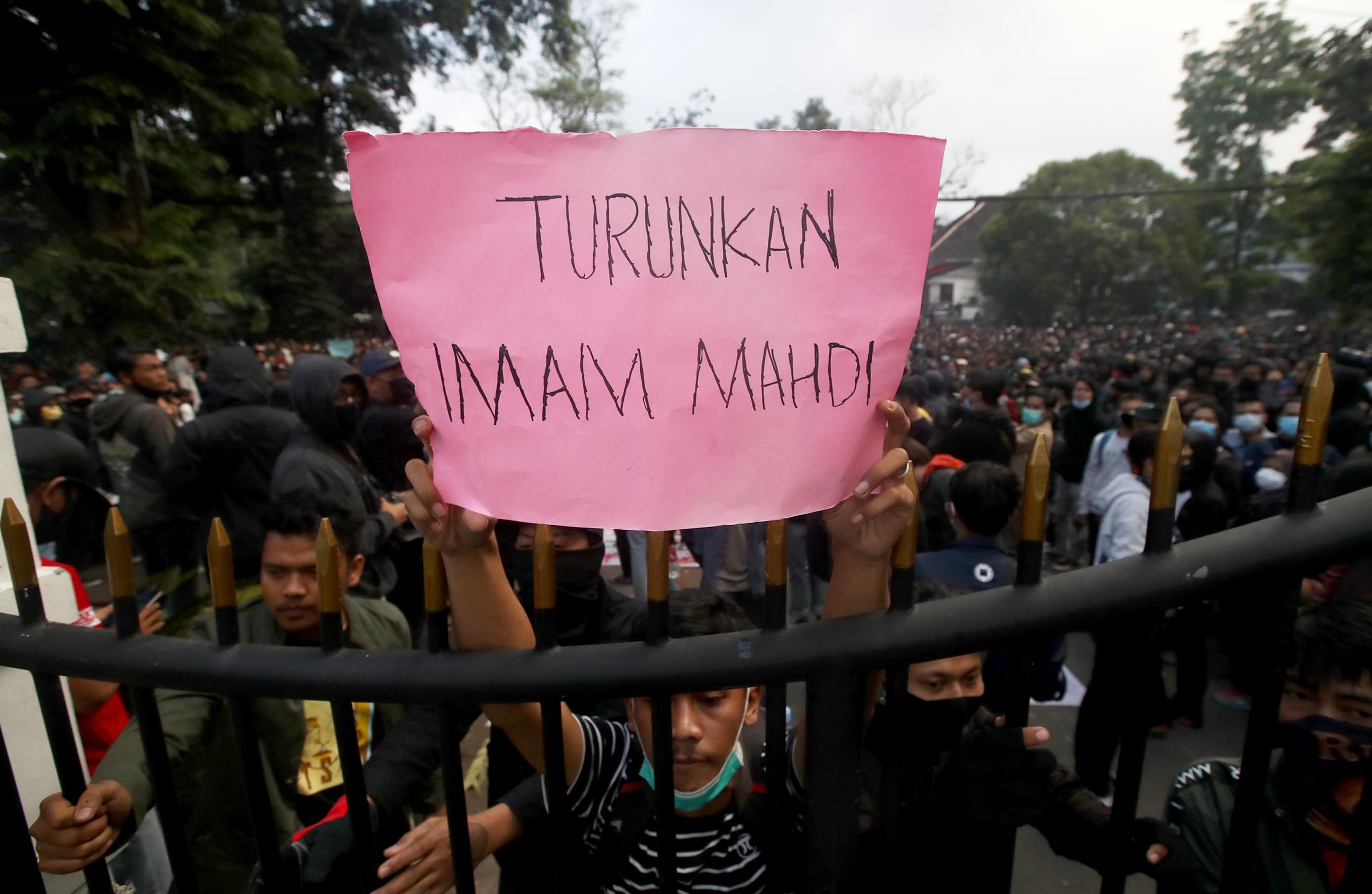 Dokumentasi. Ribuan mahasiswa bersama sejumlah elemen masyarakat melakukan aksi unjuk rasa di depan Gedung DPRD Jabar, Jalan Diponegoro, Kota Bandung, Rabu (7/10/2020). Dalam aksinya mereka menyuarakan penolakan pengesahan UU Cipta Kerja oleh DPR RI. 