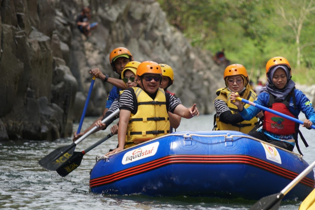 Bupati Garut Rudy Gunawan menjajal wisata arung jeram di Leuwi Kanjeung Daleum, Garut. Tempat wisata air tersebut potensial menjadi wisata premium.*