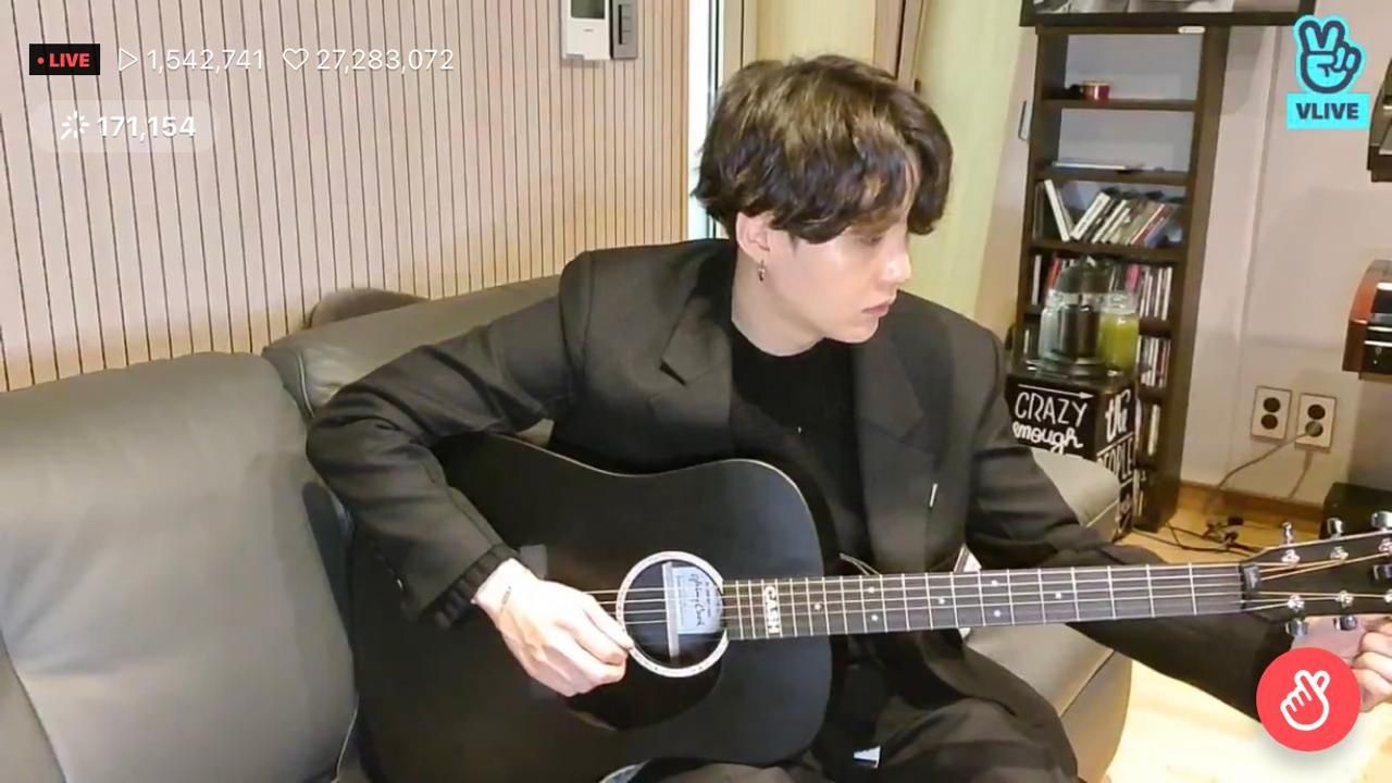 Intip Harga Gitar Dan Jas Hitam Suga Bts Saat Siaran Langsung Di Vlive Jakpus News