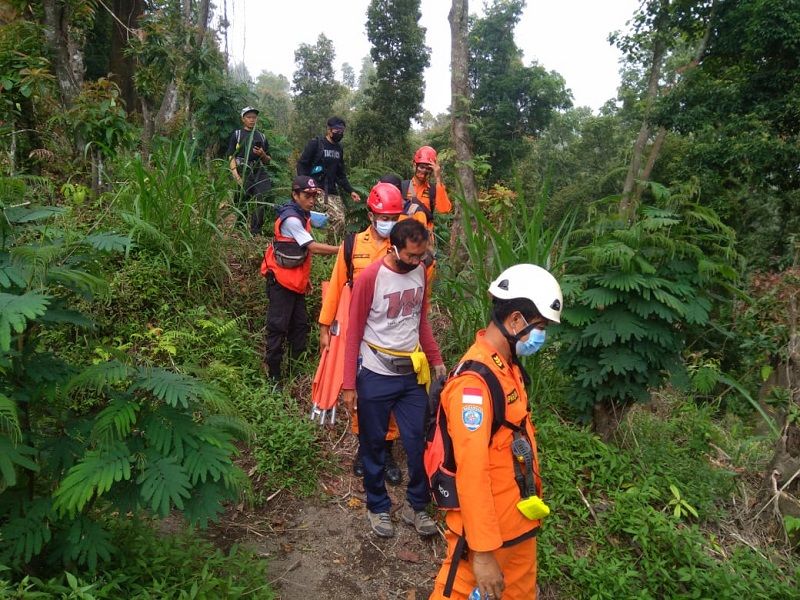 Tim SAR, Rabu 21 Oktober 2020 dan seorang pendaki yang kelelahan saat menuruni Gunung Agung Bali setelah mendaki. Keluarga pendaki meminta Tim Sar untuk mengevakuasi setelah dikontak dari atas gunung