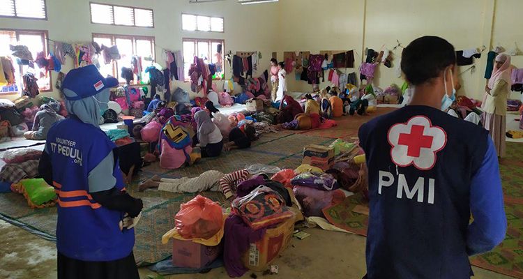 Daarut Tauhiid (DT) Peduli Aceh memberikan bantuan sebelas kipas angin berukuran besar bagi pengungsi Muslim Rohingya.