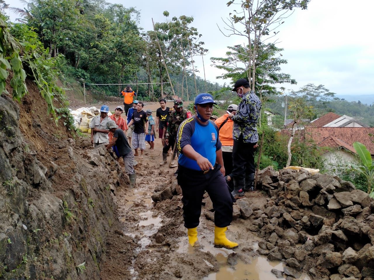 Relawan dan warga membersihkan material longsoran di Desa Cirahab Kecamatan Lumbir Kab Banyumas