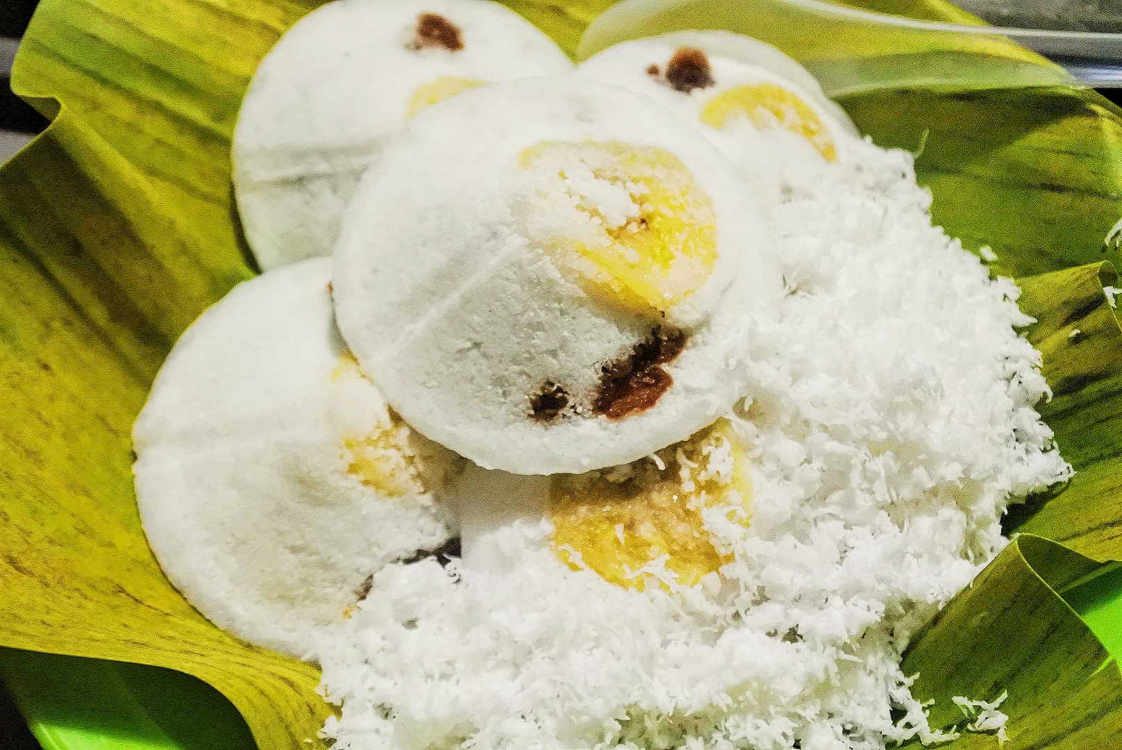 Hangatnya Kue Putu Pisang  Bandung Jajanan Legendaris yang 