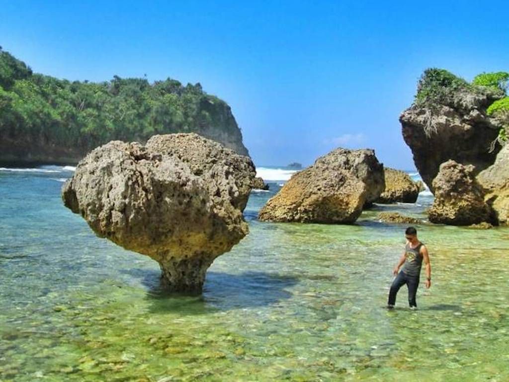 Pantai Watu Leter, Dusun Roworate, Sitiarjo , Malang.