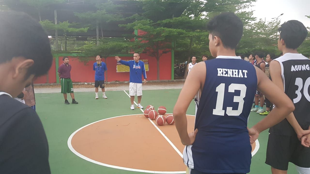 MANTAN bintang IBL Lucky Pinontoan memimpin latihan tim putra di Lapangan Kompleks Stadion Wibawa Mukti, Kabupaten Bekasi, Kamis, 22 Oktober 2020.