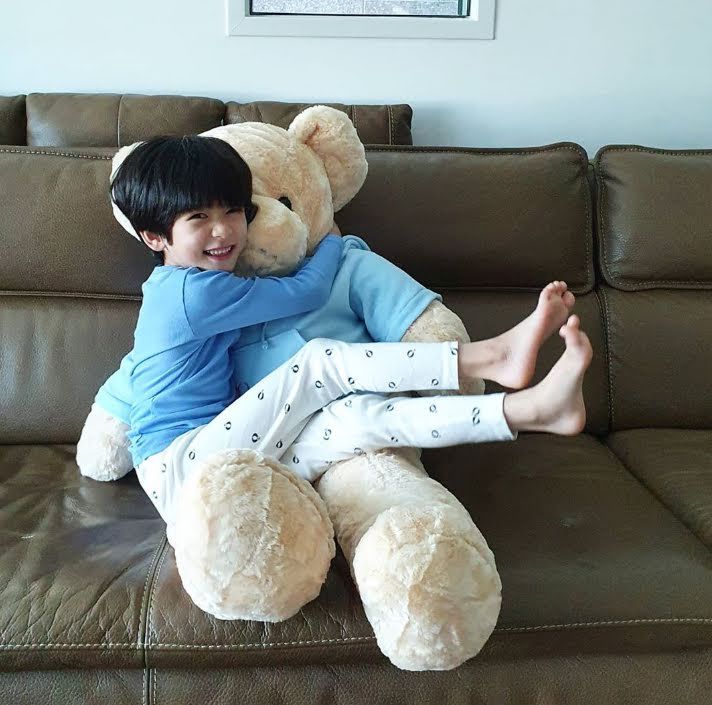 Lee Dam bersama boneka beruang yang diberikan oleh V BTS 