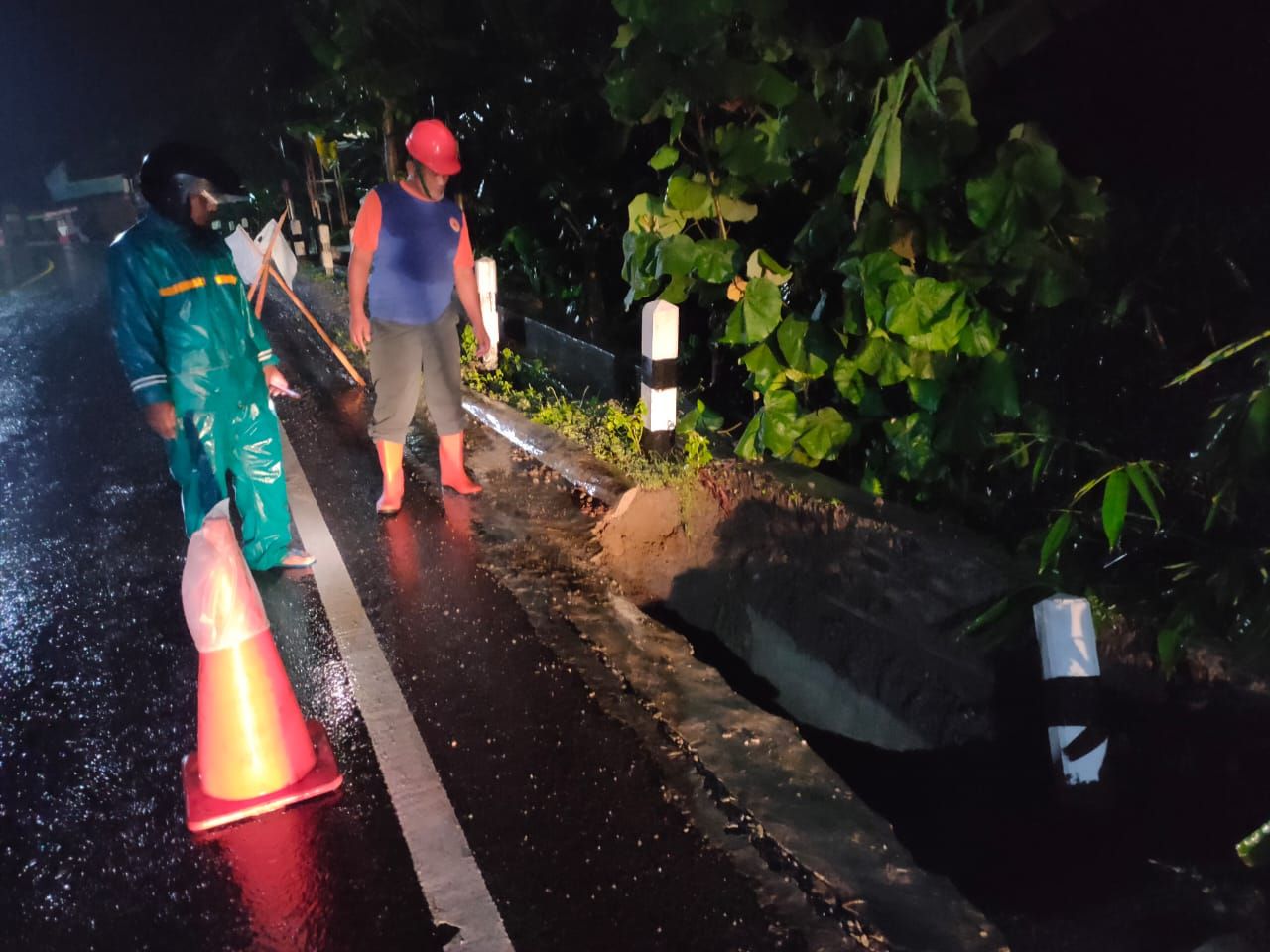 bahu jalan raya Jeruklegi-Wangon yang amblas akibat hujan deras
