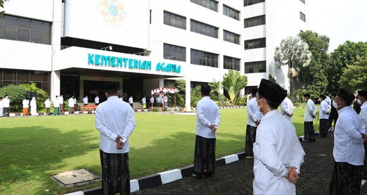 Menteri Agama Fachrul Razi memimpin upacara peringatan Hari Santri di Kantor Kemenag, Jakarta, Kamis 22 Oktober 2020.
