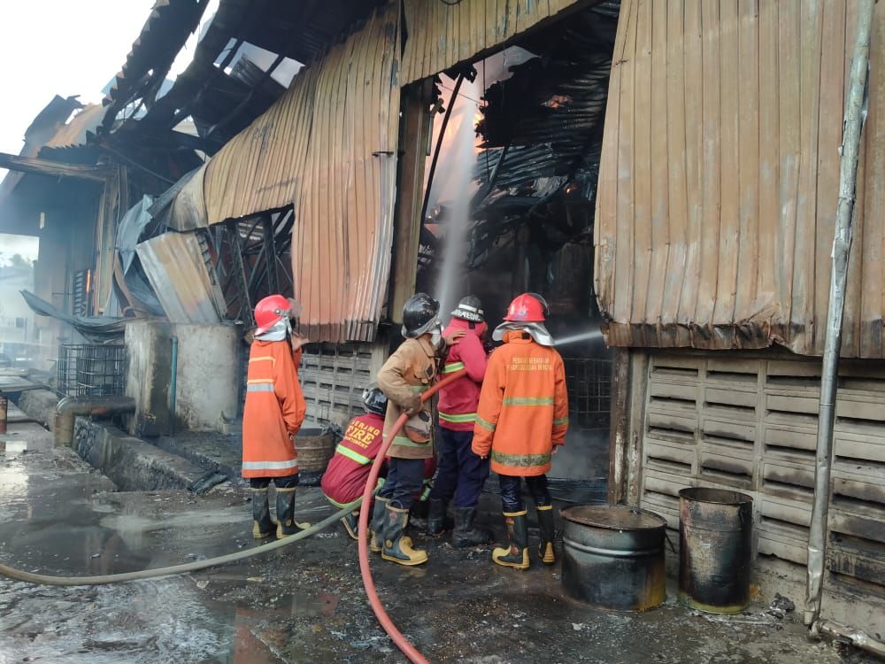 Petugas damkar saat sedang mencoba memadamkan kobaran api di lokasi pabrik kimia yang terbakar di Kecamatan Cikande, Jumat 23 Oktober 2020.