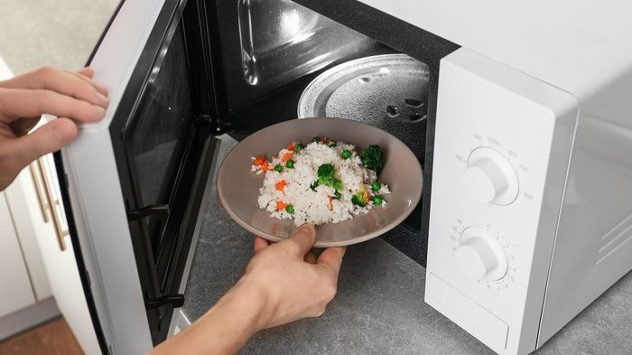 Ilustrasi memasak nasi dengan microwave.