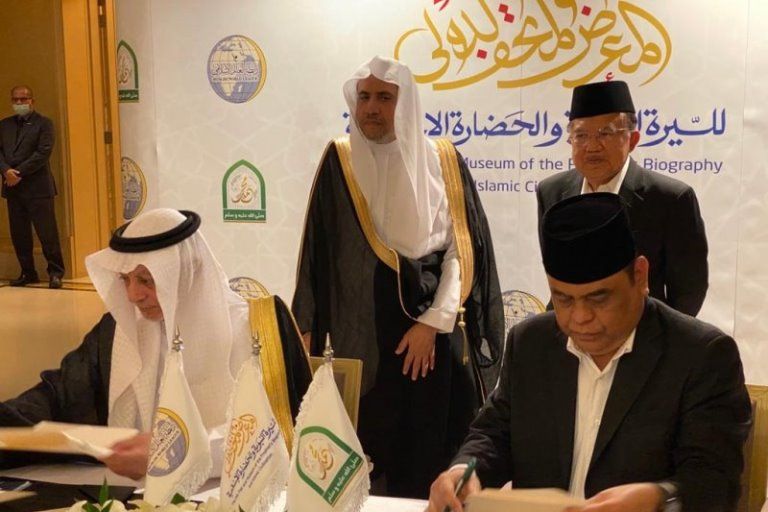 Mantan Wakil Presiden Jusuf Kalla bersama Sekjen Rabithah Alam Islamiyah (Liga Dunia Islam) Mohammad Abdul Karim Al Issa. 