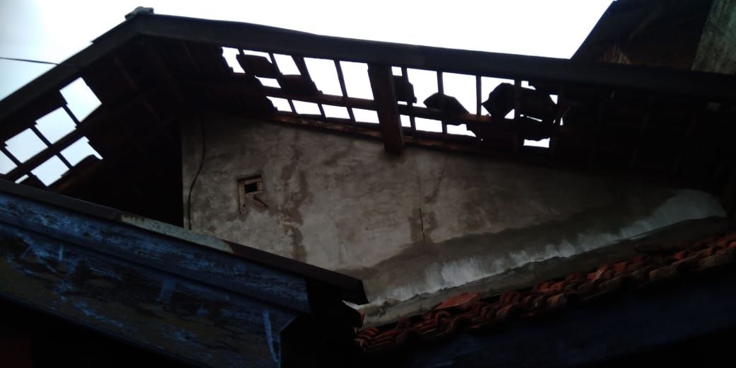 Imbas puting beliung pada salah satu rumah di Kecamatan Cibiru, Kota Bandung, Minggu 25 Oktober 2020.
